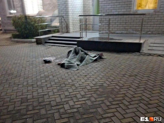 Под окнами многоэтажки заметили труп | Источник: читатель E1.RU