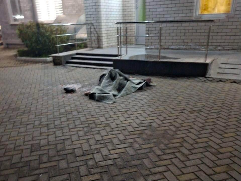 «Полиция ушла в дом». На Уралмаше возле многоэтажки обнаружили труп