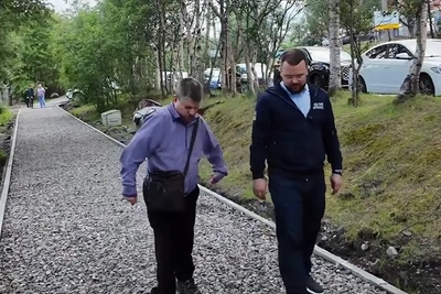 Глава Мурманска Лебедев прогулялся по городу с руководителем клуба инвалидов