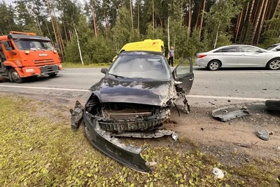 Водитель Ford уснул и влетел в автобус с хоккеистами