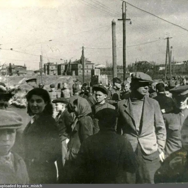 Толпа собралась и на улице Ленина | Источник: Коллекция Исторического архива Омской области / Pastvu.com