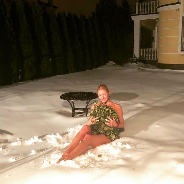 Анастасия Волочкова закаляется зимой