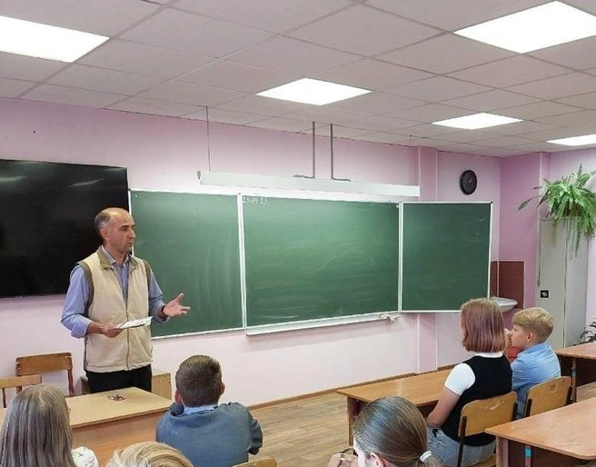 Мужчина проработал учителем 11 лет | Источник: МБОЦ «Средняя общеобразовательная школа № 26»