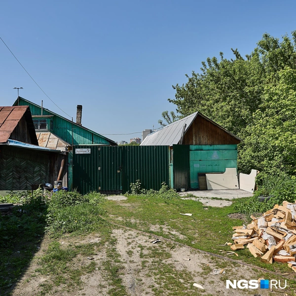 За гаражами в сторону парка Каменка расположены семь домов частного сектора — некая микро-деревушка | Источник: Александр Ощепков / NGS.RU