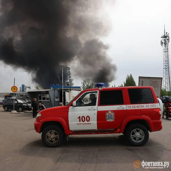 Больше 180 тонн воды. На тушение пожара на заводе в Янино отправился пожарный поезд | Источник: Валентин Егоршин / «Фонтанка.ру»