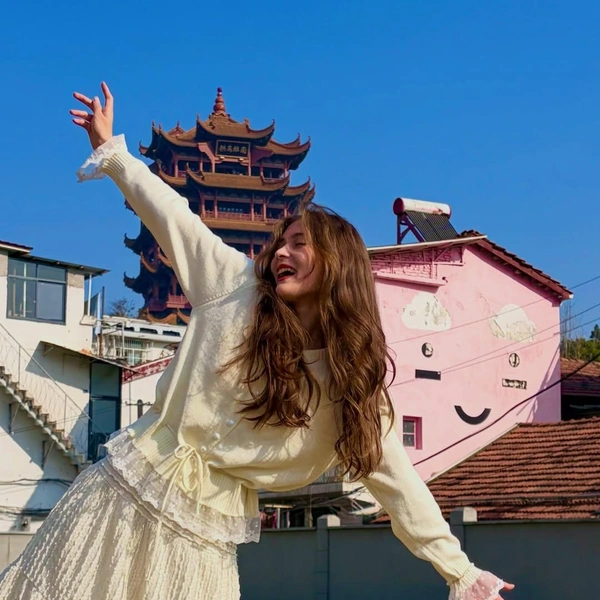 Китайский стиль в одежде и архитектуре | Источник: sgtv._ / Instagram.com (экстремистская организация, деятельность запрещена на территории РФ)