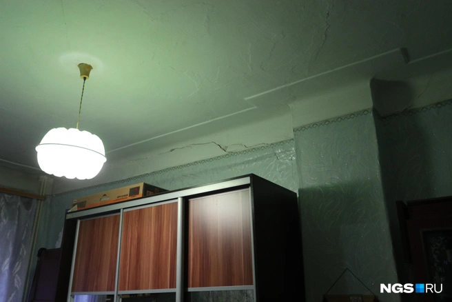 За эту комнату Любовь Петровна переживает больше всего — трещины здесь только увеличиваются | Источник: Андрей Бортко / NGS.RU