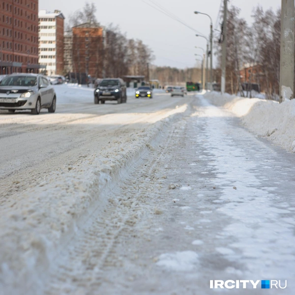 А вот тротуары, судя по всему, прибрали совсем недавно. Здесь нет таких больших снежных отвалов между дорогой и пешеходной тропинкой, как в центре | Источник: Даниил Конин / «ИрСити»