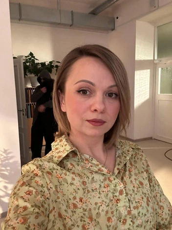 На фоне — Юра Борисов, а не просто «мужчина в куртке» | Источник: Анастасия Замахаева