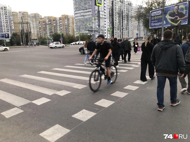 Пешеходы пока идут как попало, в том числе, по велодорожке | Источник: Артем Краснов