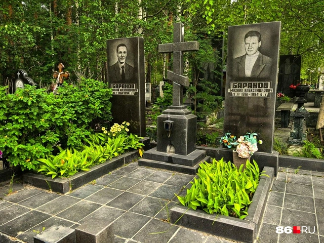 Братья похоронены рядом | Источник: Анастасия Шевякова / 86.RU