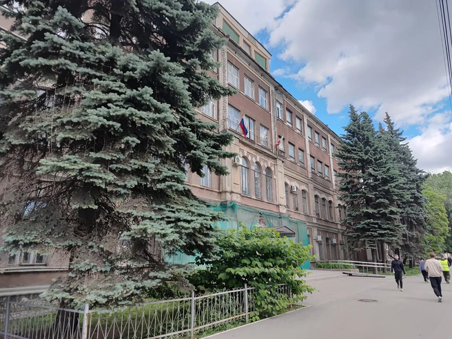 Колледж им. Яблочкова — «дочка» СГУ. А еще там есть старинные чугунные перила | Источник: Сергей Гендин / 164.RU