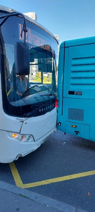 Два автобуса сошлись на остановке на перекрестке Королева и Коломяжского | Источник: «ДТП и ЧП | Санкт-Петербург»