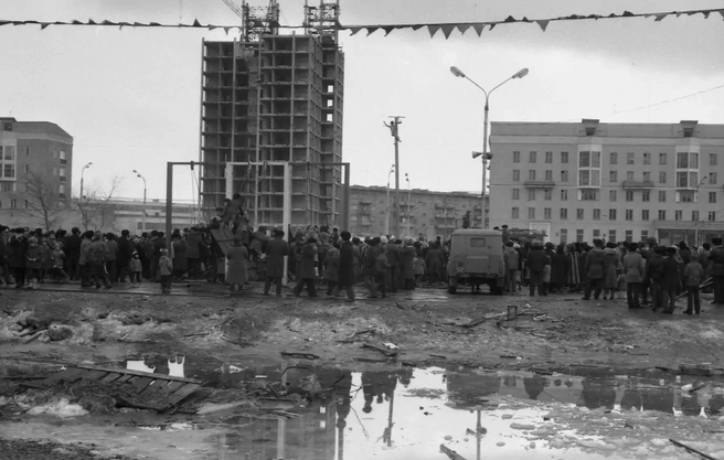 Традиционно слякоть скапливалась рядом со стройплощадками, например, на улице Кирова… | Источник: pastvu.com