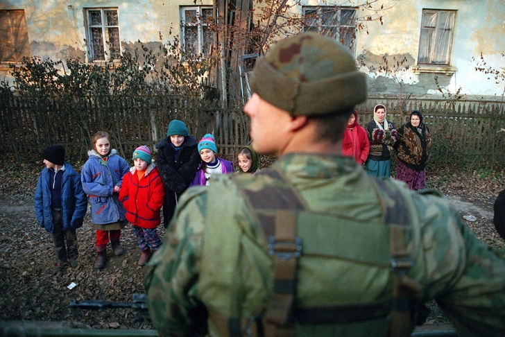 Российские войска вокруг Грозного в Гудермесе. Россия, декабрь 1999 года