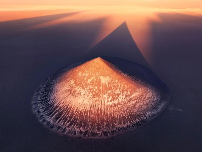 Вулкан напоминает огромные солнечные часы | Источник: Daniel Vine / International Aerial Photographer of the Year 2026