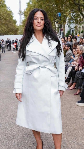 Эшли Грэм показала, какую верхнюю одежду выбирать женщин plus size, чтобы выглядеть стильно | marieclaire.ru