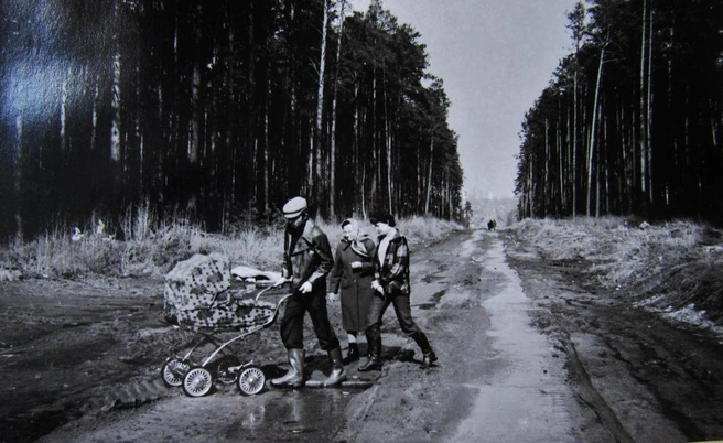 Так в конце 1970-х выглядела дорога, где позже появился перекресток Амундсена и Вонсовского | Источник: Pastvu.com