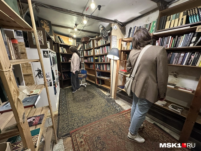 На полках можно обнаружить самые разные артефакты | Источник: Андрей Кузнецов / MSK1.RU 