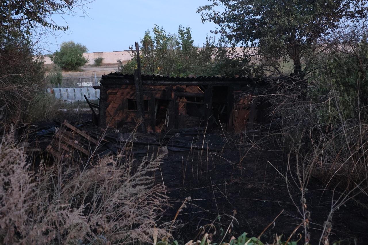 «Огонь перекинулся с оврага»: в Волгограде крупный пожар уничтожил постройки горожан