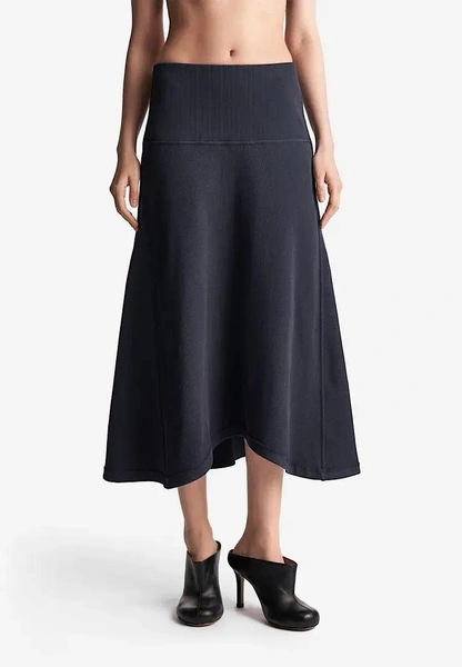 Миучча Прада и ее главный модный секрет — идеальная миди-юбка Миучча Прада и ее главный модный секрет — идеальная миди-юбка