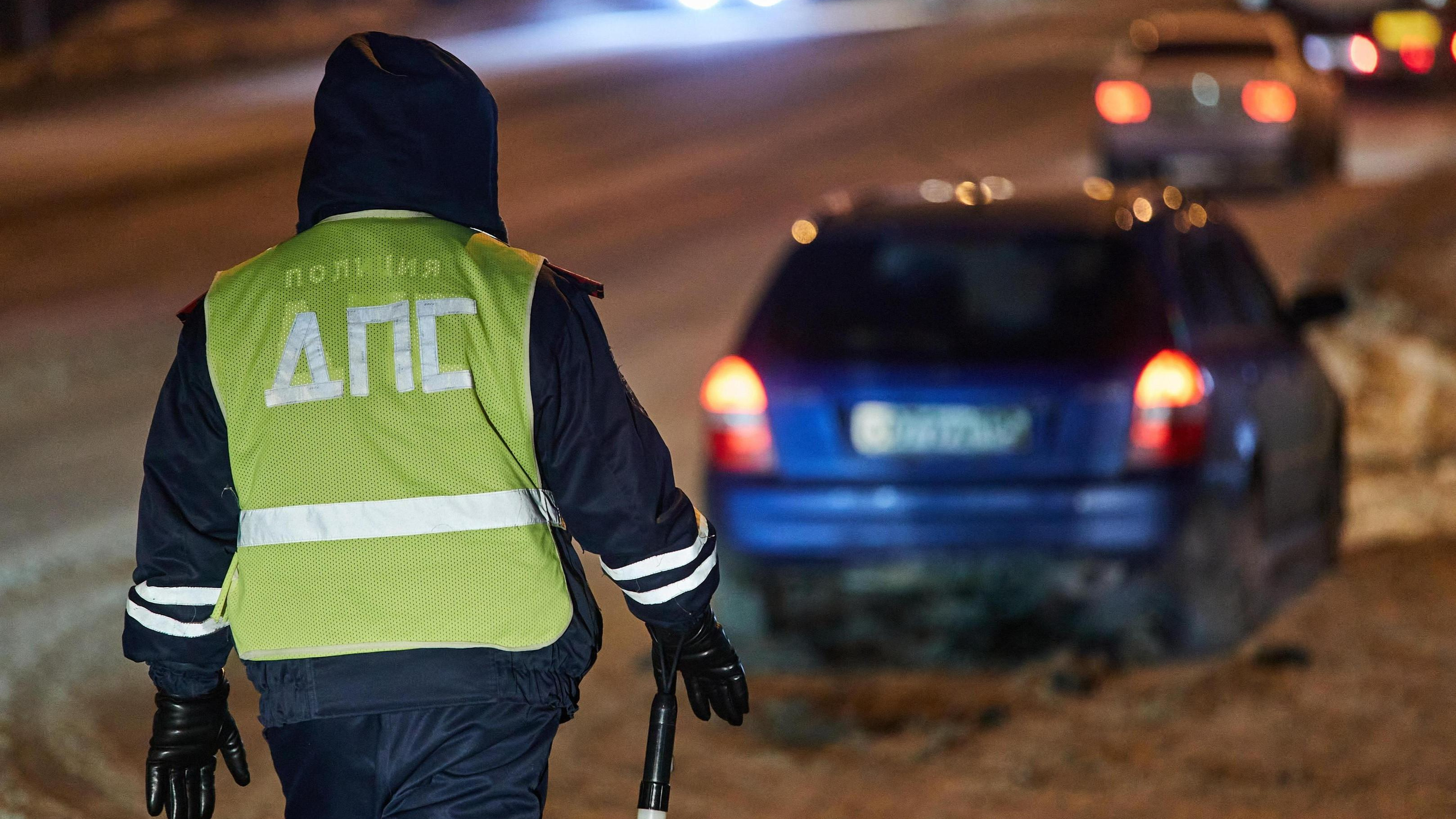 Что грозит парням, которые перекрыли Павловский тракт в Барнауле, чтобы сделать предложения девушкам — ответ ГИБДД