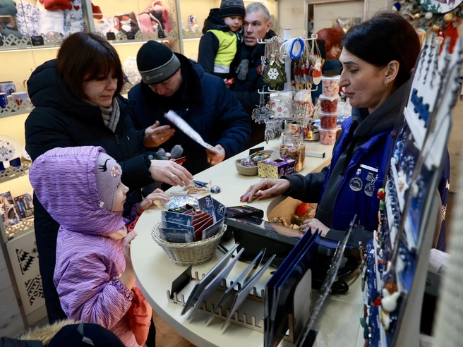 Есть и сувенирная продукция. | Источник: Михаил Шилкин 