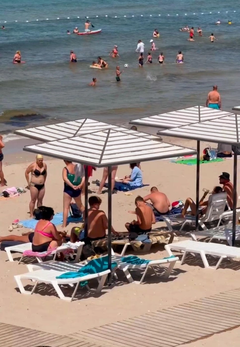 Цены на шезлонги и место под зонтами летом 2025 года варьировались от 500 до 2000 в день в зависимости от побережья. Но и за такие деньги их не всегда хватало туристам | Источник: Александра Сотникова / MSK1.RU 