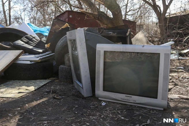 Телевизоры на свалке около домов | Источник: Наталья Бурухина / NN.RU