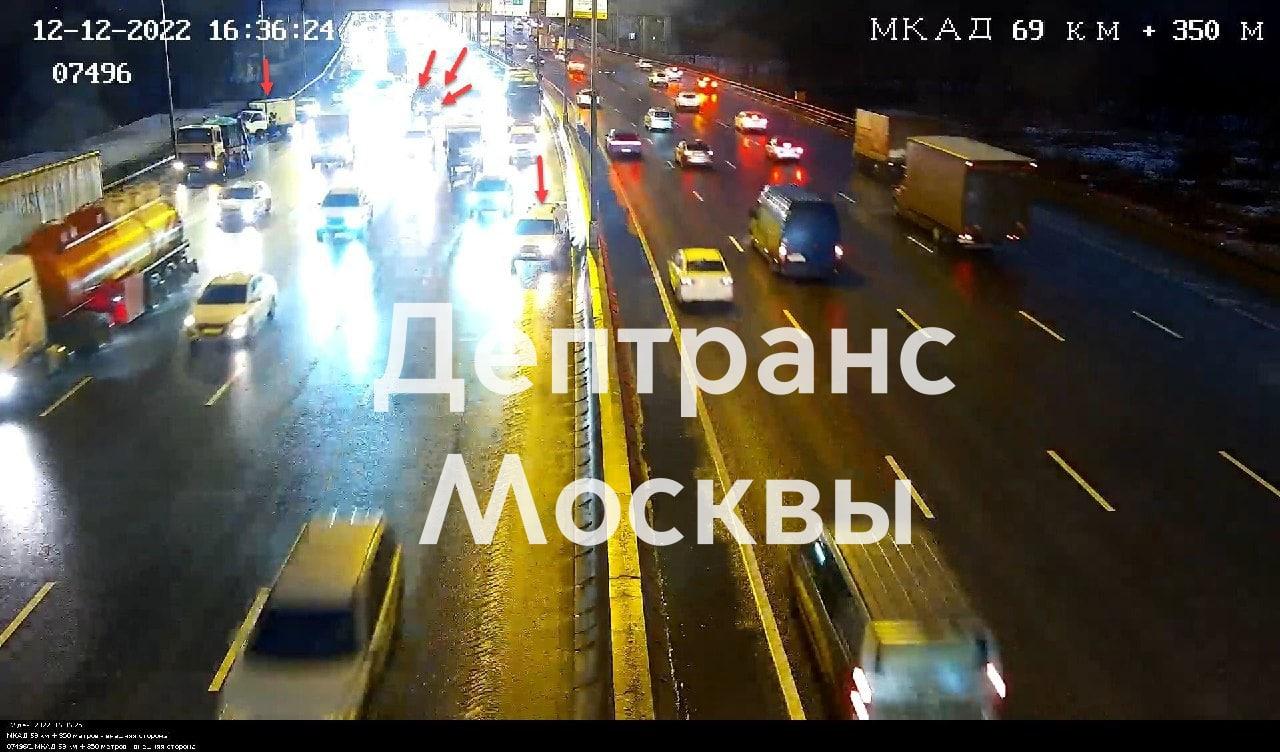 На МКАД столкнулись сразу пять автомобилей: авария на 69-м километре 12  декабря 2022 г. - 12 декабря 2022 - МСК1.ру