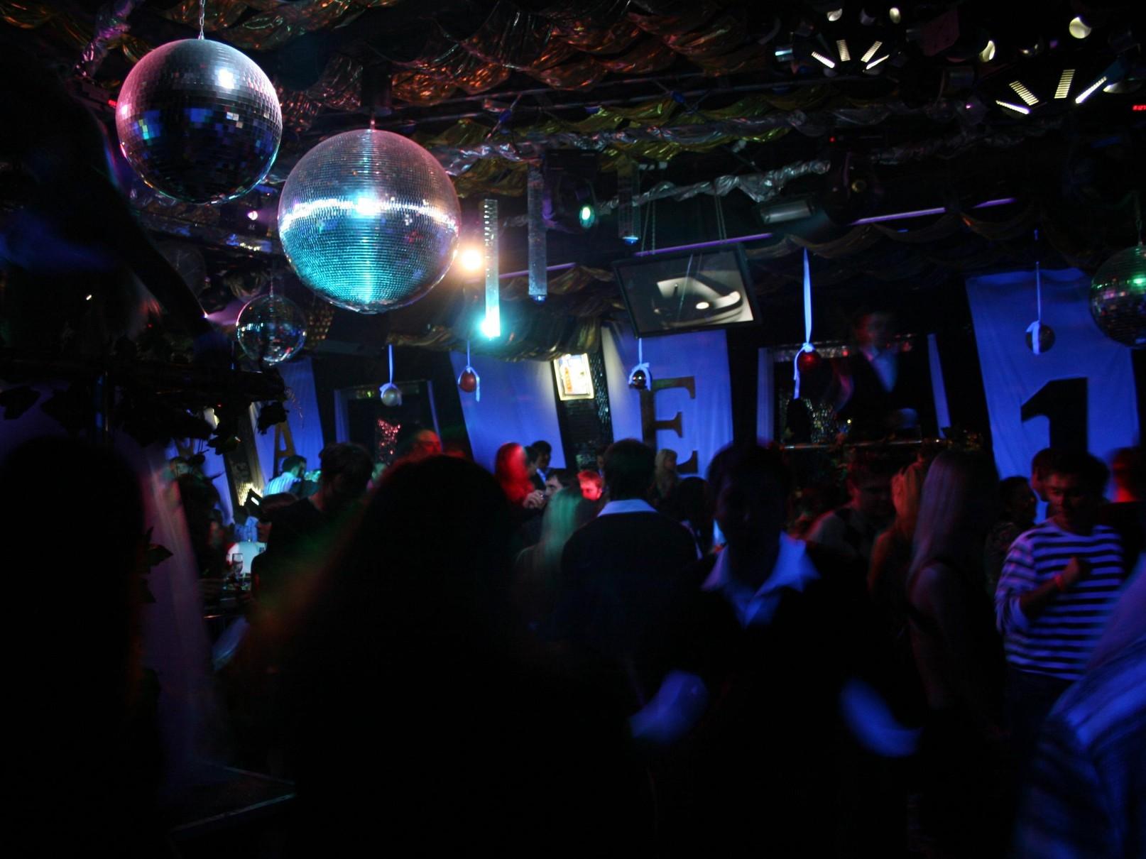 «Предлагали уединиться за деньги»: молодая гардеробщица в ночном клубе Уфы — о своей подработке