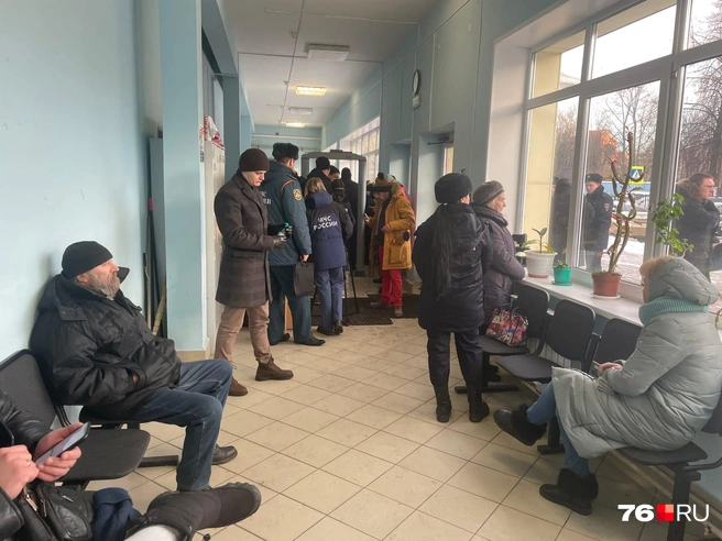 Людей разместили неподалеку от сгоревшего дома | Источник: Алина Шибаева
