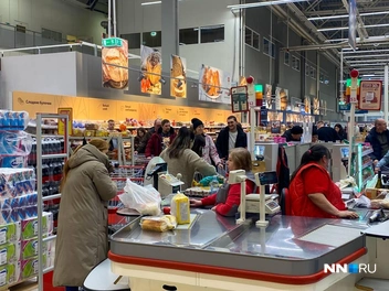 Покупатели внимательно следят за ценой пробиваемых товаров | Источник: Наталья Баранова / NN.RU