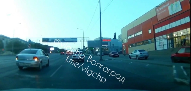 Огонь открыли из белой иномарки со включенными «аварийками» | Источник: Vlgchp / T.me