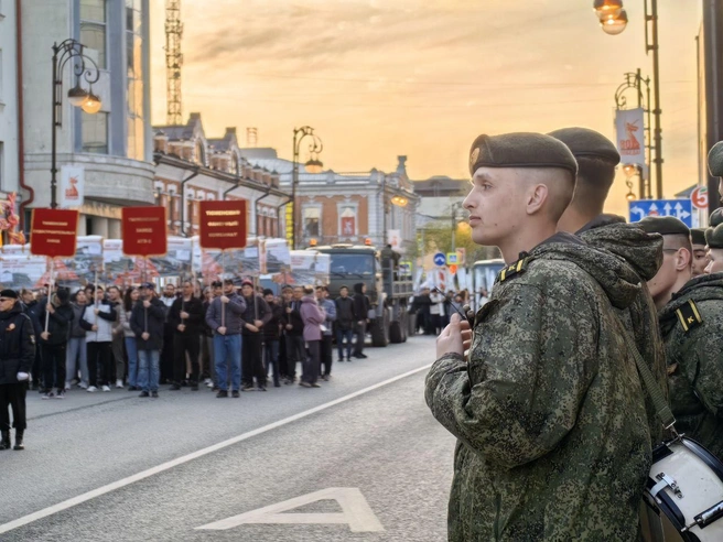 Волнение и трепет витали в воздухе. Десятки прохожих с восхищением смотрели на участников первой репетиции парада | Источник: Юлия Мальцева / 72.RU