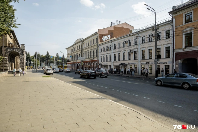 Одна сторона улицы Комсомольской имеет плотную застройку, где проходы во дворы организованы в арках&nbsp;— там-то и скрыта основная непарадная часть | Источник: Александр Куренной / 76.RU