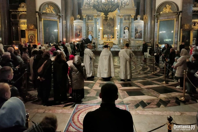 Имена жертв политических репрессий читали у Казанского собора. Впервые за несколько лет | Источник: Михаил Огнев / «Фонтанка.ру»