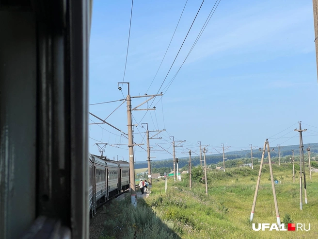На некоторых остановочных пунктах посадка-высадка производилась из первых двух вагонов | Источник: Андрей Бирюков / UFA1.RU