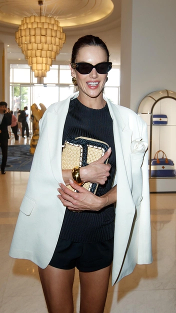 Ноги от ушей: Алессандра Амбросио надела модный комбинезон и показала безупречную фигуру | marieclaire.ru