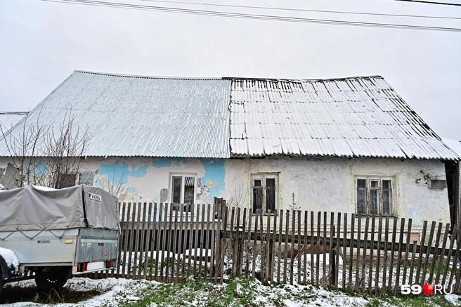 Часть дома, где живут Ивановы, голубого цвета, в белой его половине жила соседка | Источник: Василина Любимова / 59.RU