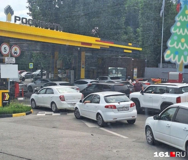 Запасы на АЗС раскупаются в разы быстрее, чем бензовозы успевают доставить новые партии | Источник: Евгений Вдовин / 161.RU