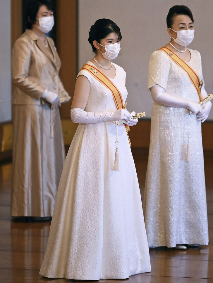 Хрустальная хризантема с нежным веером: японская принцесса Айко изящно приступила к королевским обязанностям