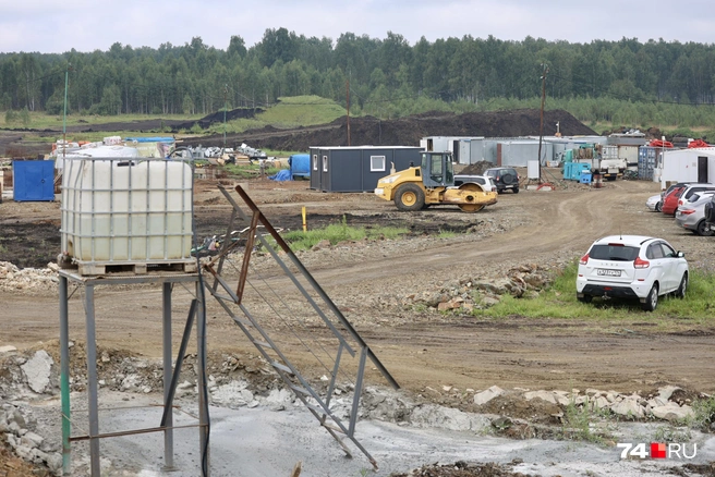 На площадке уже вырос строительный городок  | Источник: Михаил Шилкин 