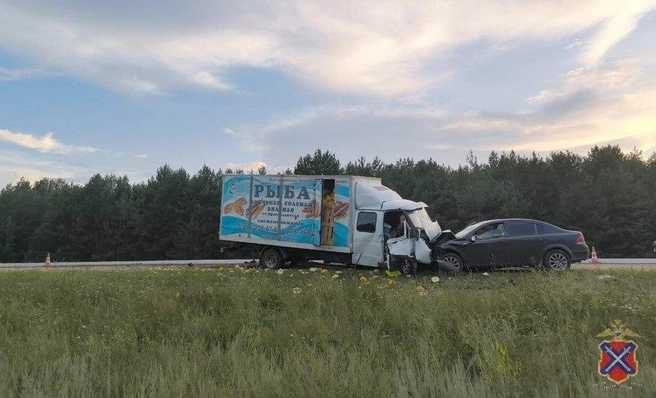 Сильнейший удар уничтожил переднюю часть Opel и водительскую кабину «Газели» | Источник: ГУ МВД России по Волгоградской области