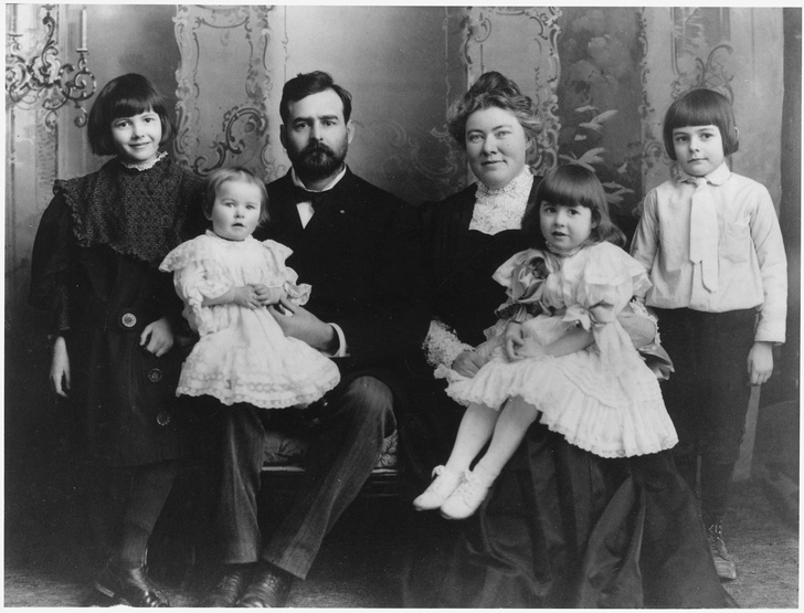 Эрнест Хемингуэй с семьей