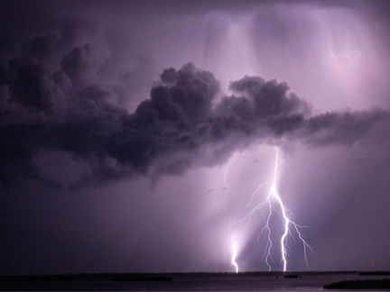 «Обувь разорвало, шорты будто из дробовика прострелили»: 32-летний Павел Смирнов чудом выжил после удара молнии