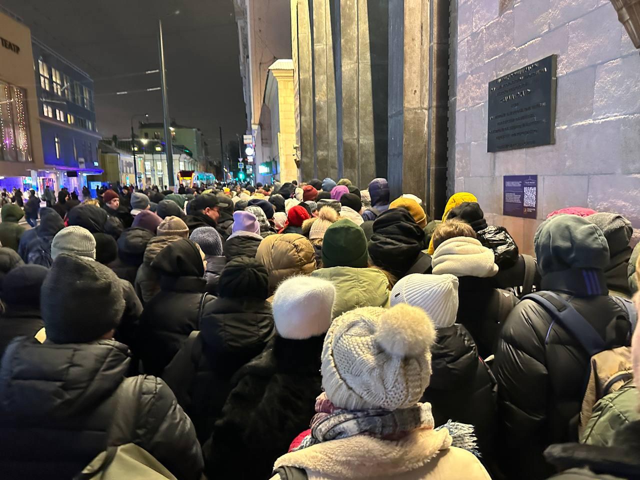 ЧП в метро: на синей ветке московского метро произошел транспортный  коллапс, почему на станции «Бауманская» Арбатско-Покровской линии так много  людей, что произошло на станции «Бауманская» - 22 ноября 2023 - МСК1.ру