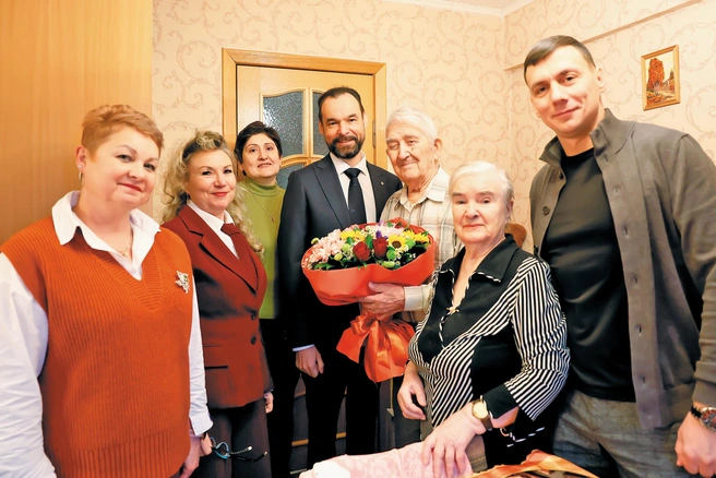 В теплой домашней обстановке юбиляра поздравили представители предприятия | Источник: «Красный октябрь»