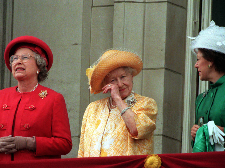 Фото №4 - Дань моде или протест: почему королева-мать полностью изменила свое помолвочное кольцо