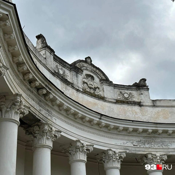 Здание павильона пошло трещинами, а от советского колорита уже ничего не осталось | Источник: Валерия Дульская / 93.RU